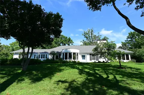 38 Godwin Ln, Ladue, MO 63124