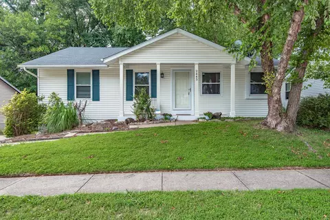 2445 Meadow Run Ct, Maryland Heights, MO 63043