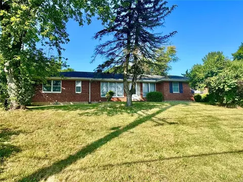 27 Ranchview Dr, Florissant, MO 63033