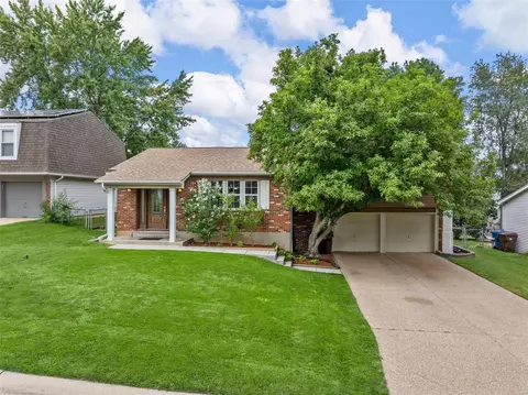 303 Westminster Dr, Saint Peters, MO 63376