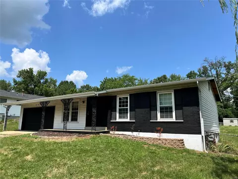 11812 La Padera Ln, Florissant, MO 63033