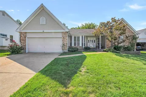 10 Freeman Dr, Saint Louis, MO 63129
