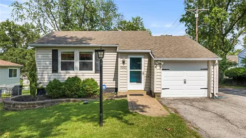 9301 Cloverhurst Dr, Saint Louis, MO 63123