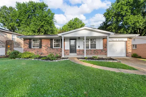 8617 Carriage Way Dr, Saint Louis, MO 63123