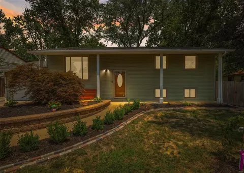 11907 Longmont Dr, Maryland Heights, MO 63043