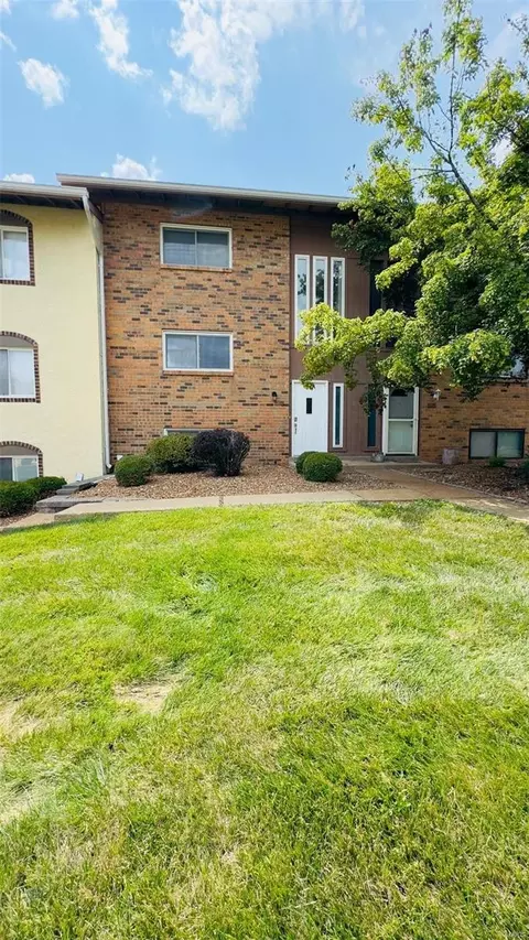 170 Carmel Woods Dr, Ellisville, MO 63021