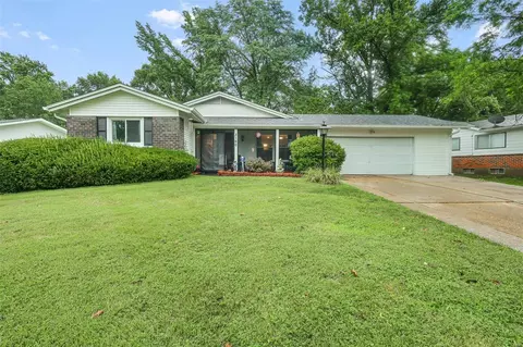 3160 Heatherton Dr, Florissant, MO 63033