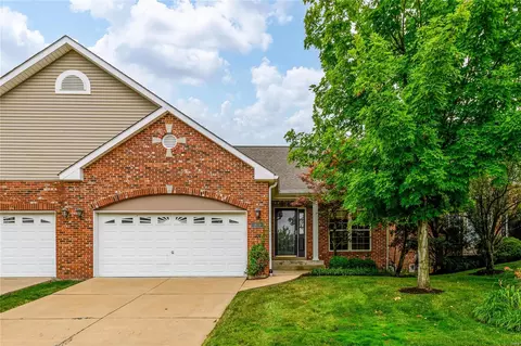 1119 Castle Gate Villas Dr, Saint Louis, MO 63132