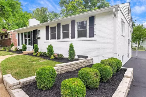 708 Huntwood Ln, Kirkwood, MO 63122