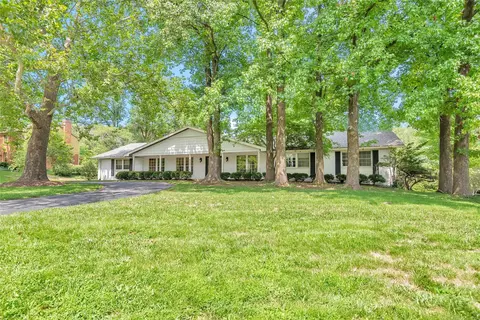 10 Summerhill Ln, Town And Country, MO 63017