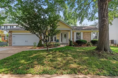 3049 Arrowhead Point Dr, Saint Louis, MO 63129