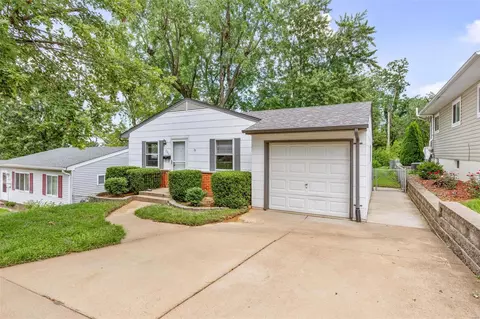 226 Lindy Blvd, Ballwin, MO 63021