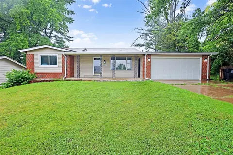 5555 Delcastle Dr, Florissant, MO 63034