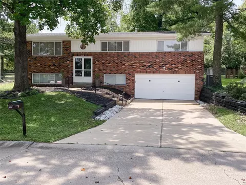 1212 Fieldhurst Dr, Ballwin, MO 63011