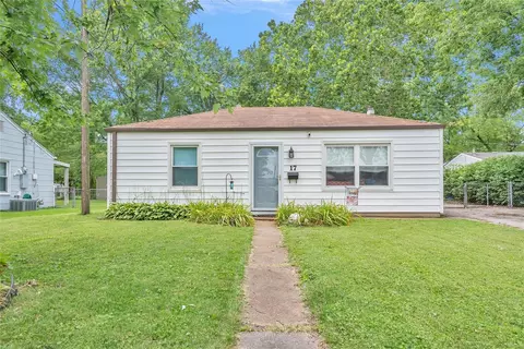 17 Florval Dr, Florissant, MO 63031