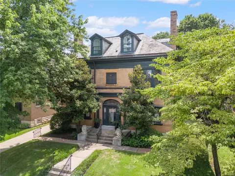 5240 Washington Pl, Saint Louis, MO 63108