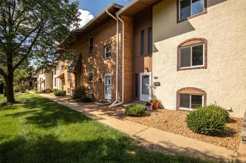 171 Carmel Woods Dr, Ellisville, MO 63021