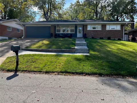 8837 Hemingway Dr, Saint Louis, MO 63126