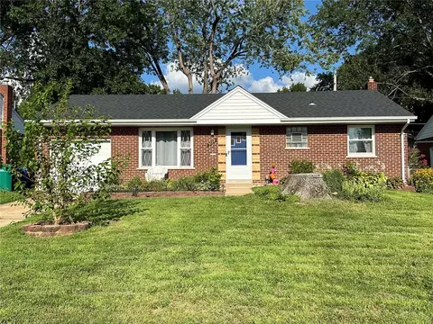 9124 Kit Dr, Saint Louis, MO 63123