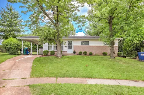 60 Reckamp Dr, Florissant, MO 63033