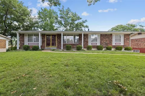 9712 Brookmere Dr, Saint Louis, MO 63123