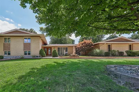 26 Shawnee Dr, Saint Charles, MO 63301