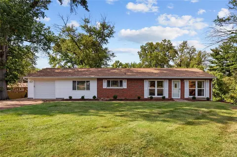 16 Country Squire Ct, Saint Louis, MO 63146