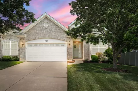 929 Saint Joachim Dr, O'fallon, MO 63366