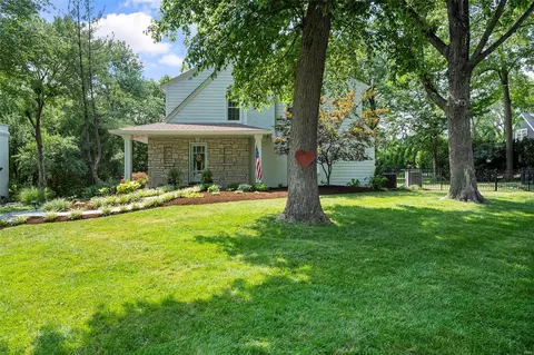 Exterior - 3 Daniel Rd, Ladue, MO 63124 photo 3 of 14
