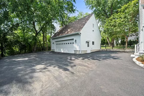 Exterior - 3 Daniel Rd, Ladue, MO 63124 photo 8 of 14