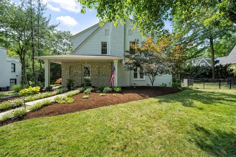 Exterior - 3 Daniel Rd, Ladue, MO 63124 photo 2 of 14