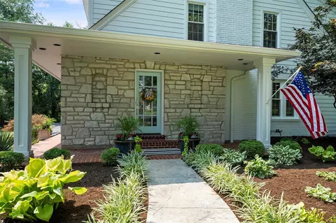 Exterior - 3 Daniel Rd, Ladue, MO 63124 photo 4 of 14