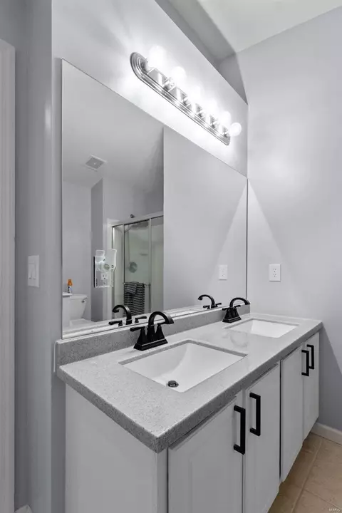 Bath - 612 Hawk Run Dr, O'fallon, MO 63368 photo 2 of 5