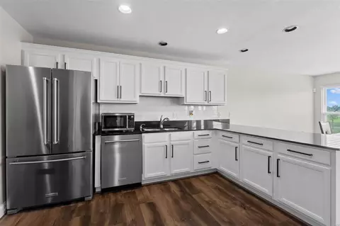 Kitchen - 612 Hawk Run Dr, O'fallon, MO 63368 photo 2 of 3