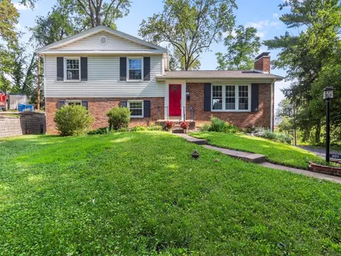 1189 Glenway Dr, Glendale, MO 63122