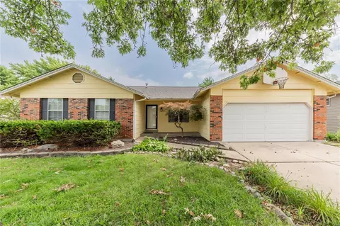 668 Woodstream Dr, Saint Charles, MO 63304