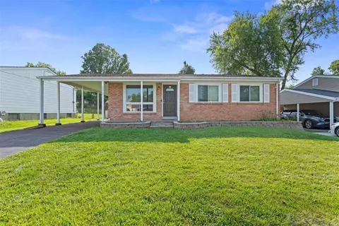 2818 Briarcote Ln, Maryland Heights, MO 63043