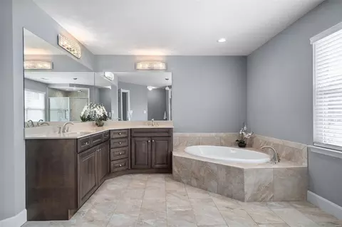 Bath - 601 Forest Circle Trail Rd, Ballwin, MO 63021 photo 4 of 6