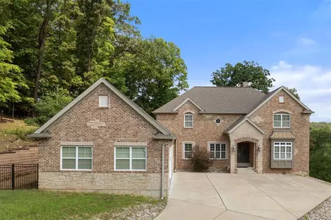 601 Forest Circle Trail Rd, Ballwin, MO 63021