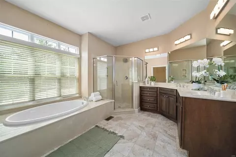 Bath - 601 Forest Circle Trail Rd, Ballwin, MO 63021 photo 2 of 6