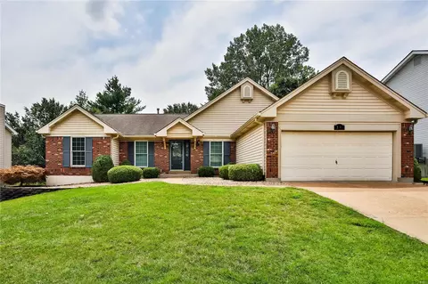 3048 Summerfield Manor Dr, Saint Louis, MO 63129