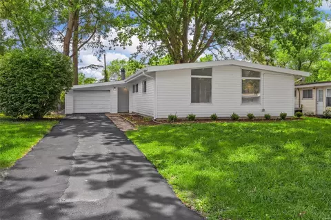 810 Pebble Ln, Florissant, MO 63033