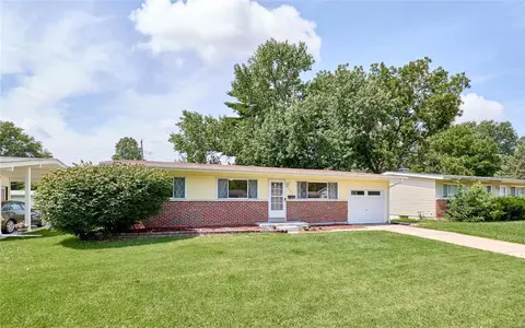 880 Bellarmine Ln, Florissant, MO 63031