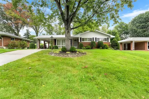 8824 Red Oak Dr, Saint Louis, MO 63126