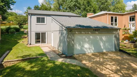 1607 Country Hill Ln, Manchester, MO 63021
