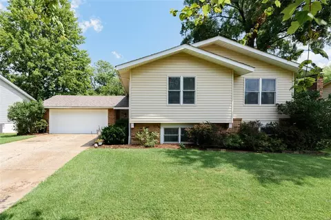 2327 Glenrich Dr, Oakville, MO 63129