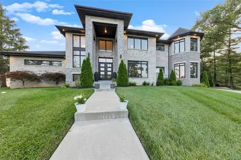 74 Berkshire Dr, Saint Louis, MO 63117