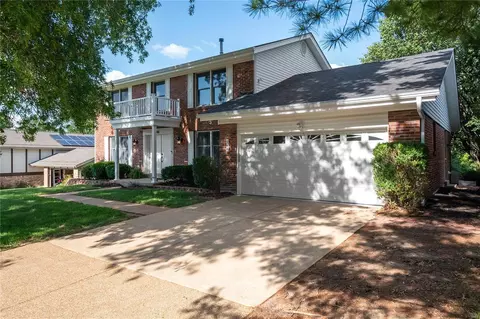 148 Spring Oaks Dr, Ballwin, MO 63011