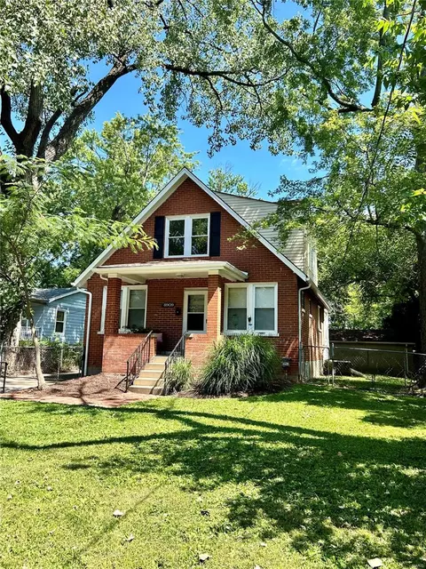 8909 Rosemore Pl, Saint Louis, MO 63114