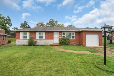 1740 Ontario Dr, Saint Louis, MO 63125